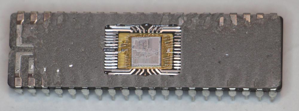 The 8086 die is visible in the middle of the integrated circuit package.