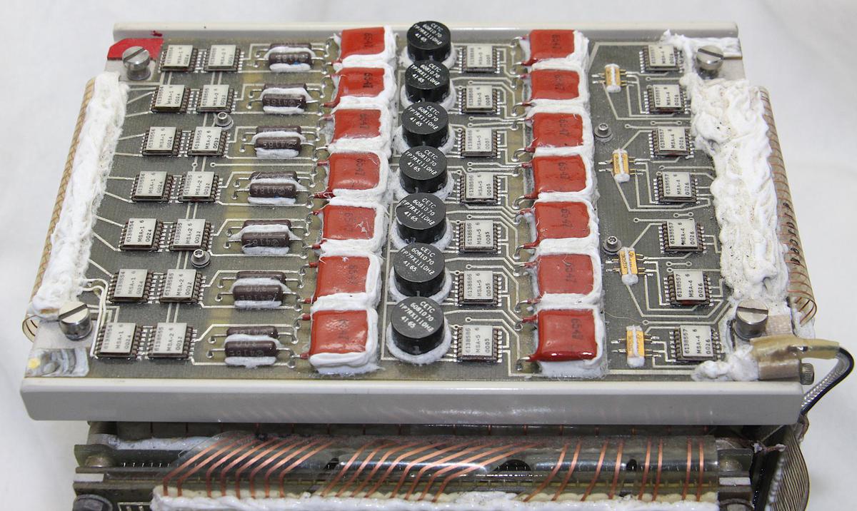 The sense amplifier board on top of the memory module. This board amplifies the signals from the sense wires to produce the output bits.