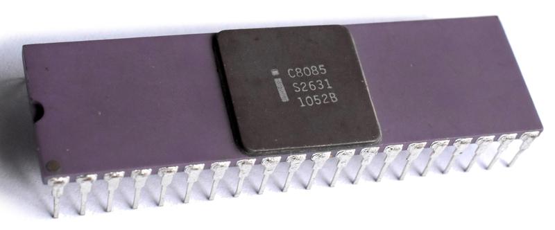 The Intel 8085, like the 8080 and the 8086, was packaged in a 40-pin DIP. Photo by Thomas Nguyen, (CC BY-SA 4.0).