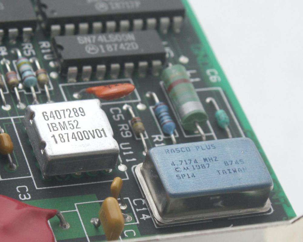 The quartz oscillator module is in the lower right, labeled Rasco Plus. 4.7174 MHZ, © Motorola 1987. The square module is an IBM integrated circuit. Click this (or any other image) for a larger version.