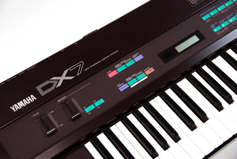 The Yamaha DX7 synthesizer with its 61-key keyboard and digital controls. Photo by rockheim (CC BY-NC-SA 2.0).
