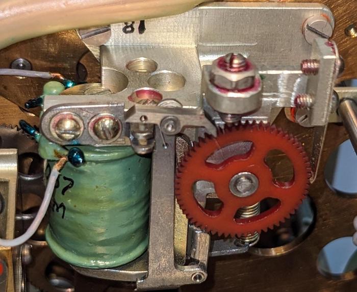 This solenoid, ratchet, and gear on the underside of the Globus drive the Earth rotation.
