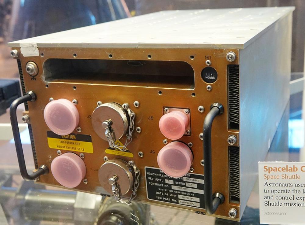 An AP-101SL computer at the National Air and Space Museum, VA. The slot at the top held nickel-cadmium batteries to preserve the contents of the CMOS memory, but the batteries were removed for safety during storage.
Photo by Sanjay Acharya, CC BY-SA 4.0, cropped.
