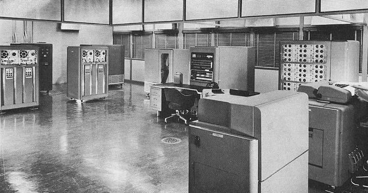  drum unit/frame, control panel and electronic analytical control unit (main frame), electrostatic storage unit/frame (with circular storage CRTs). Right: printer, card punch. Photo from BRL Report, thanks to Ed Thelen.