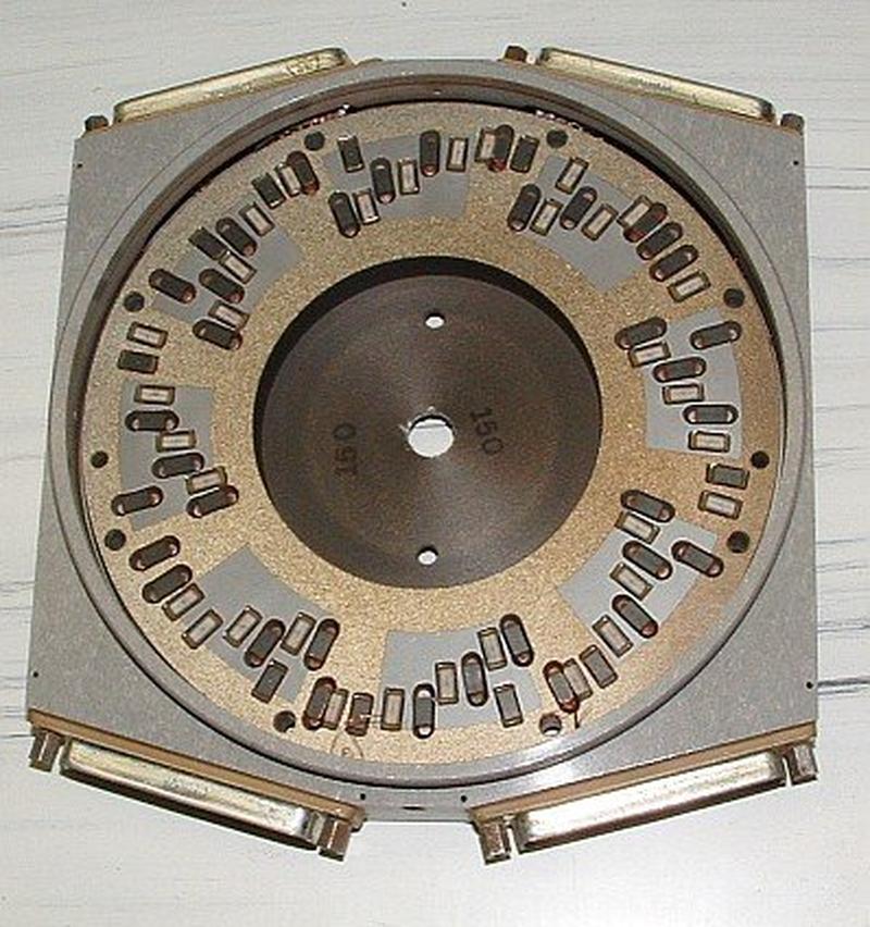 Disk head assembly from the D-17B. Photo by LaserSam, CC BY-SA 40.