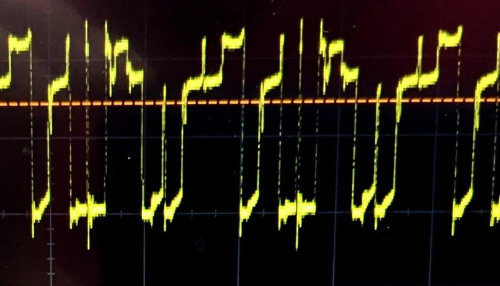 The scope shows three voltage levels on the data bus.