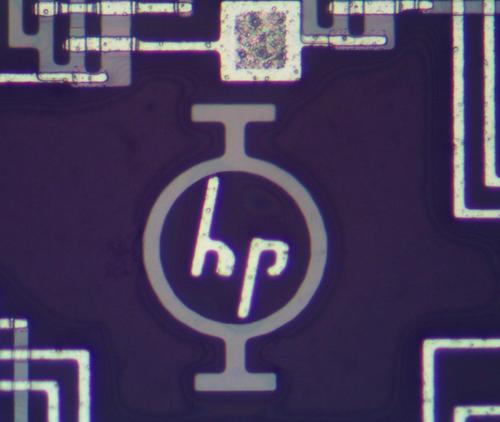The HP logo on the die of the PHI chip.