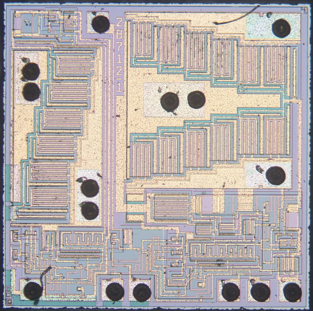 The power driver chip. Photo from siliconPr0n, (CC BY 4.0).