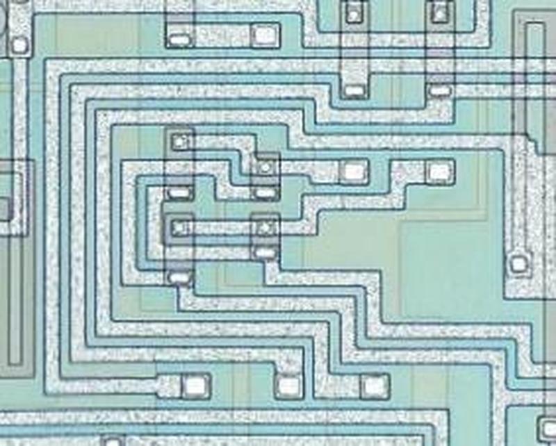 A close-up of the TDA7000 die, showing metal wiring above circuitry.