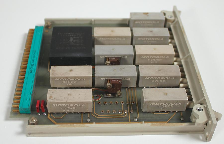 Board A2 is the heart of the PSK encoding. The black transformer selects the phase shift, controlled by the "ø DET" and "ø DET D" modules in front of it. The two central potentiometers  balance the components of the output signal.